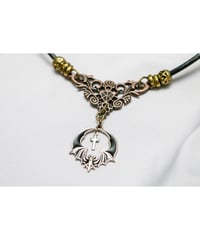 【Hiina Rose】／バット×クロス アラベスク・レザーネックレス（ブラック）【期間限定・ご予約特典あり!!】