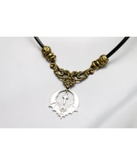【Hiina Rose】／バット×クロス アラベスク・レザーネックレス（シルバー）【数量限定販売】