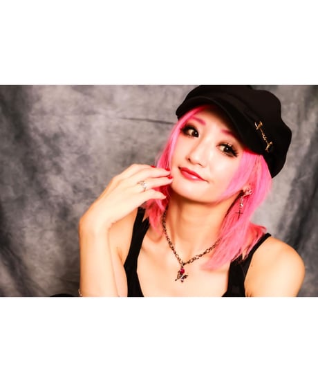 【Hiina Rose】／ガラスストーン・ブラックバタフライ ネックレス（ピンクパープル）
