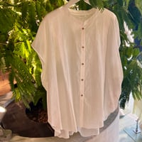 リネン混タックシャツ