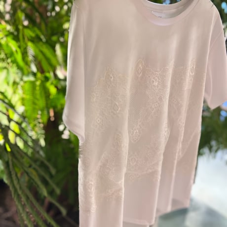 レース付きTシャツ