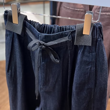 カーブデニムパンツ
