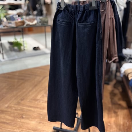 カーブデニムパンツ