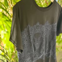 レース付きTシャツ