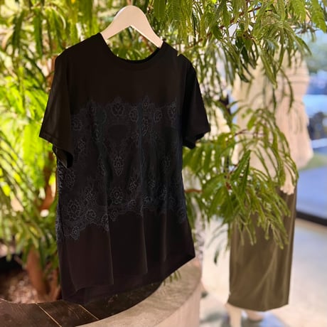 レース付きTシャツ