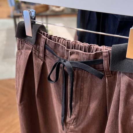 カーブデニムパンツ