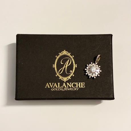 箱付き 10金製 AVALANCHE 10K イエローゴールド モアサナイト ペンダントヘッド ゴールド 縦2.2cm×横1.5cm