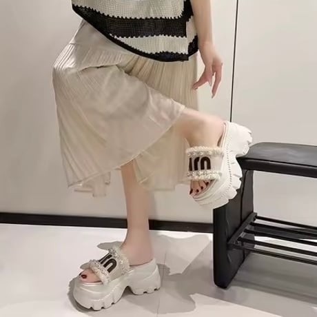 フリンジパールロゴサンダル 2色展開