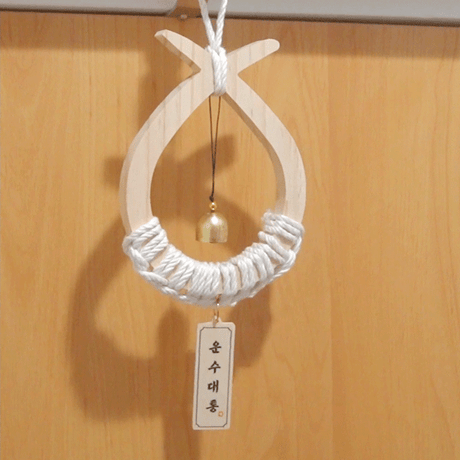 福をつかむ牛の鼻輪飾り