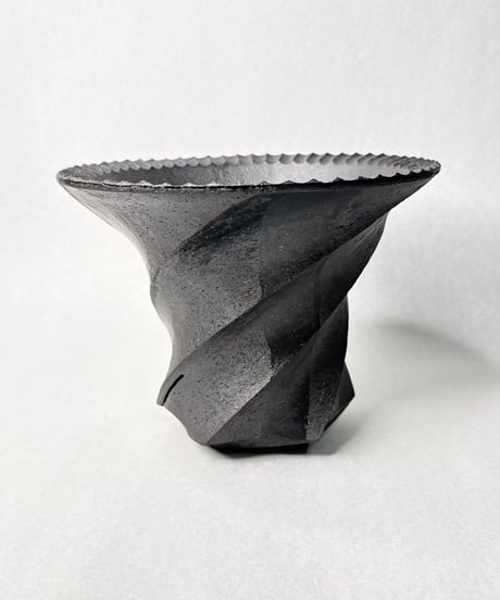 Spiral 黒釉流し掛け upper spread