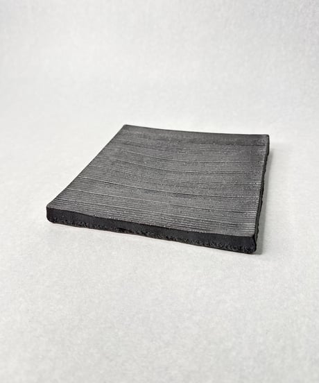 フラット角皿・Ｍ くし目(黒釉)