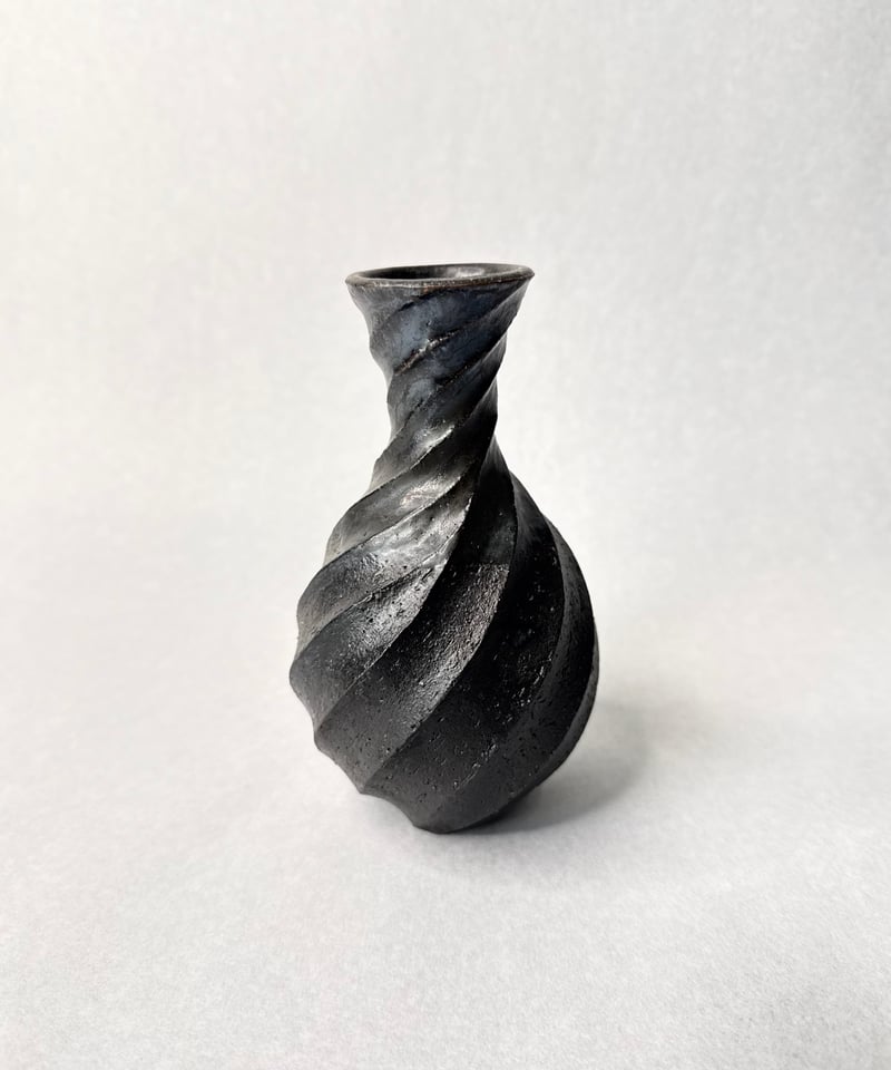 陶器 花瓶 壺 黒釉 流し掛け 伝統工芸 Spiral 黒釉流し掛け 花器(一輪挿し) | t.roots