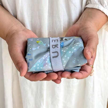物語を詰めてエコバッグ　ミントブルー「ジンベイザメとサンゴ礁」　受注生産