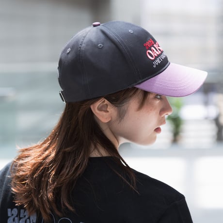 ジュウリョクピエロ　オークス勝利記念グッズ グラフィカルCAP(黒 x パープル/Black x Purple）