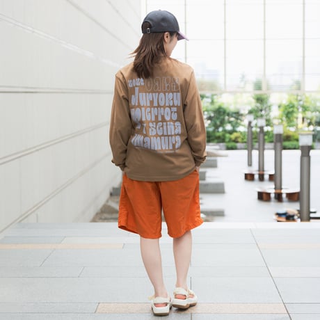 ジュウリョクピエロ　オークス勝利記念グッズ グラフィカルロングスリーブTシャツ（茶/Camel）