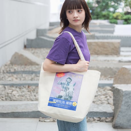 ジュウリョクピエロ　オークス勝利記念グッズ グラフィカルトートLサイズ（生成り/Off-White）
