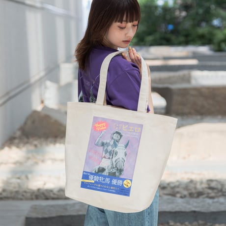 ジュウリョクピエロ　オークス勝利記念グッズ グラフィカルトートLサイズ（生成り/Off-White）