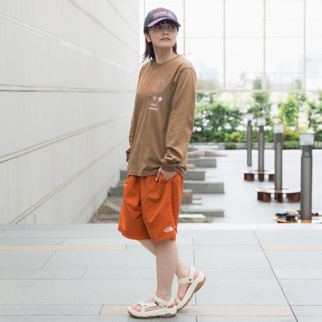 ジュウリョクピエロ　オークス勝利記念グッズ グラフィカルロングスリーブTシャツ（茶/Camel）