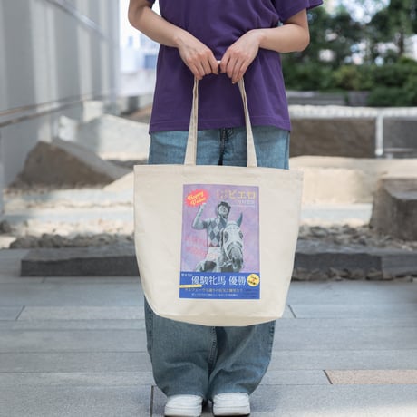 ジュウリョクピエロ　オークス勝利記念グッズ グラフィカルトートLサイズ（生成り/Off-White）