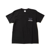 ジュウリョクピエロ　オークス勝利記念グッズ グラフィカルTシャツAパターン（黒/Black）