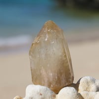〈太陽の光で、生命力と大いなる豊かさをひらく〉  【希少・非加熱／コンゴ産ナチュラルシトリン　特大原石377g】