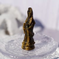 〈慈悲の眼差しと黄金の守護〉【スペシャルグレード／ブラジル産タイガーアイ】クァンイン観音様・手彫りカービング