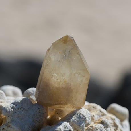 〈太陽の光で、生命力と大いなる豊かさをひらく〉  【希少・非加熱／コンゴ産ナチュラルシトリン　特大原石377g】
