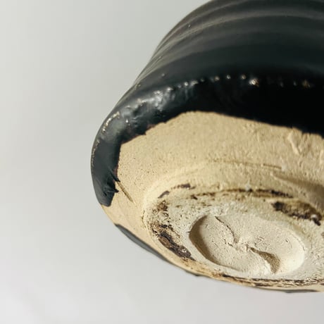 T−195 辻村史朗 引出黒茶碗　共箱付　Shiro Tsujimura – Hikidashi Kuro Tea Bowl