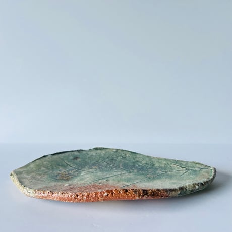 Fー37 古谷和也　信楽葉皿　    Kazuya Furutani – Shigaraki Leaf Plate