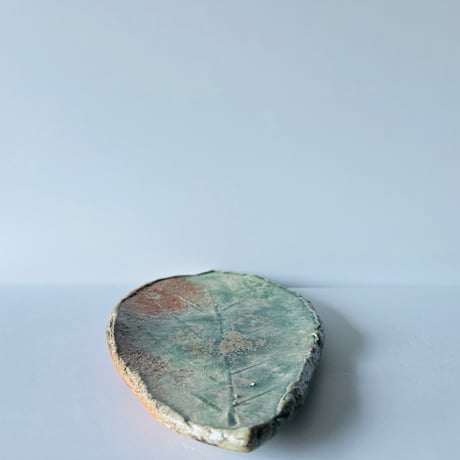 Fー39 古谷和也　信楽葉皿　    Kazuya Furutani – Shigaraki Leaf Plate