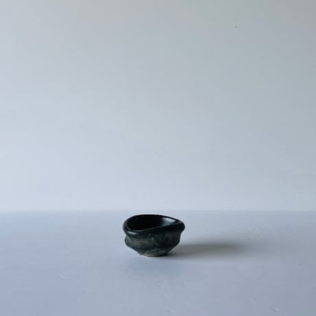 T−166 辻村史朗　引出黒ぐい呑　共箱後日発送  Shiro Tsujimura – Hikidashi-guro Guinomi