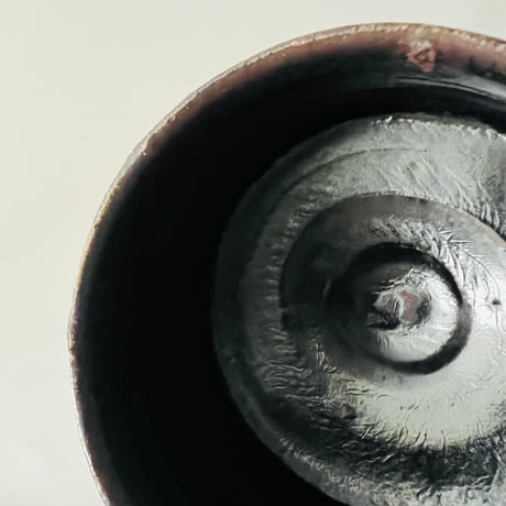 T−195 辻村史朗 引出黒茶碗　共箱付　Shiro Tsujimura – Hikidashi Kuro Tea Bowl