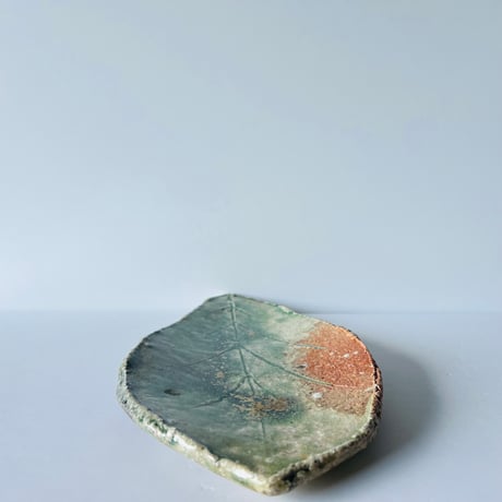 Fー37 古谷和也　信楽葉皿　    Kazuya Furutani – Shigaraki Leaf Plate
