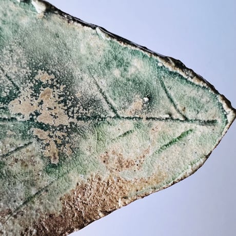 Fー39 古谷和也　信楽葉皿　    Kazuya Furutani – Shigaraki Leaf Plate