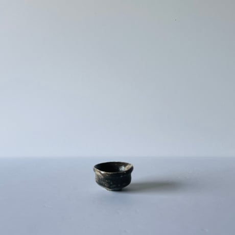T−165 辻村史朗　引出黒ぐい呑　共箱後日発送  Shiro Tsujimura – Hikidashi-guro Guinomi