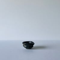 T−166 辻村史朗　引出黒ぐい呑　共箱後日発送  Shiro Tsujimura – Hikidashi-guro Guinomi
