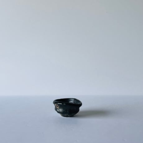 T−166 辻村史朗　引出黒ぐい呑　共箱後日発送  Shiro Tsujimura – Hikidashi-guro Guinomi