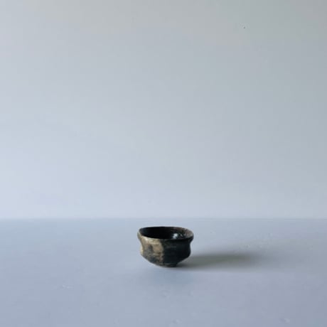 T−165 辻村史朗　引出黒ぐい呑　共箱後日発送  Shiro Tsujimura – Hikidashi-guro Guinomi