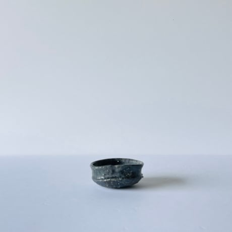 T−167 辻村史朗　引出黒ぐい呑　共箱後日発送  Shiro Tsujimura – Hikidashi-guro Guinomi