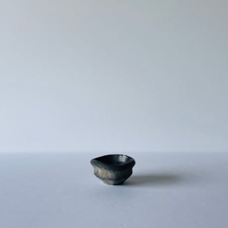 T−166 辻村史朗　引出黒ぐい呑　共箱後日発送  Shiro Tsujimura – Hikidashi-guro Guinomi