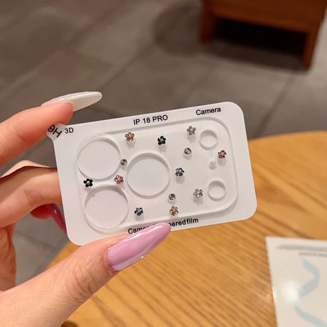 CUTECASE  カメラ保護カバー キラキラお花ラインストーン付き iPhone18Pro/18ProMax ラメ入り レンズ保護フイルム 傷防止＆おしゃれ CM6865