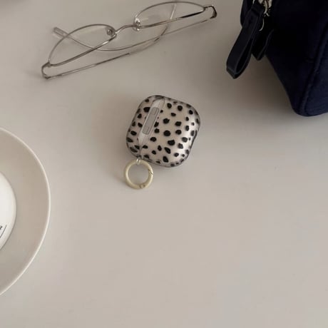 CUTECASE  Airpods 5 対応ケース ダルメシアン柄 Airpodspro3/2/カバー Airpods4/3 マット アニマル柄 カラビナ付きCM6796