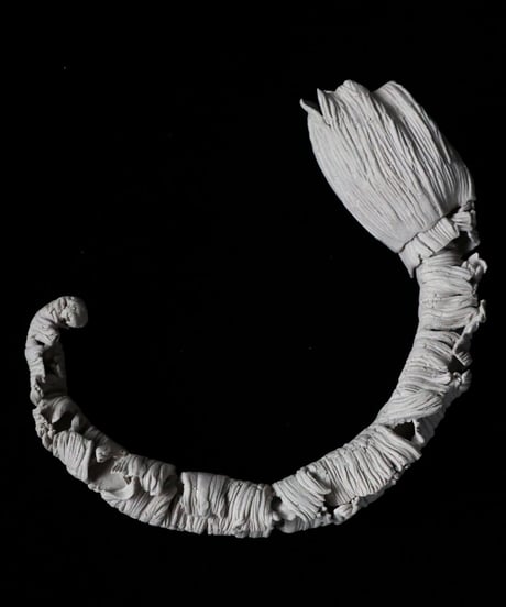 79) 緒　幅11.5/縦17/高さ3.5cm（素材：陶）