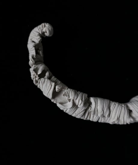 79) 緒　幅11.5/縦17/高さ3.5cm（素材：陶）