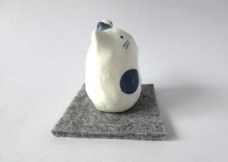 青と白の水玉招き猫