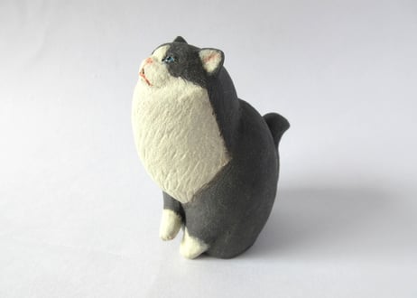 イキモノ雑貨 豆福堂 猫の置物1 ハチワレ猫