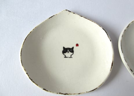 みなかわねこ　ねこの豆皿 ハチワレ猫とてんとう虫ABC