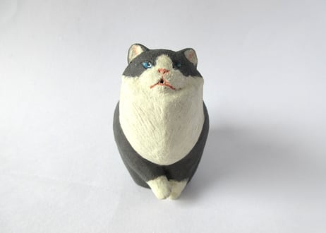 イキモノ雑貨 豆福堂 猫の置物1 ハチワレ猫