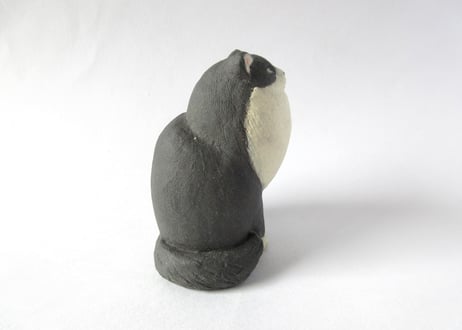 イキモノ雑貨 豆福堂 猫の置物2 ハチワレ猫