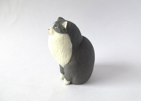 イキモノ雑貨 豆福堂 猫の置物2 ハチワレ猫
